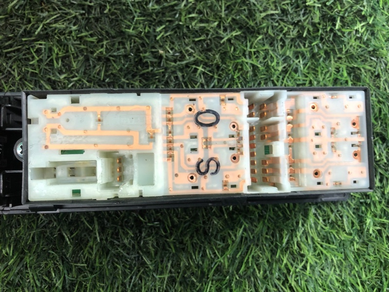 Кнопки стеклоподъемника передние левые QX56 2006г [049] JA60 VK56DE