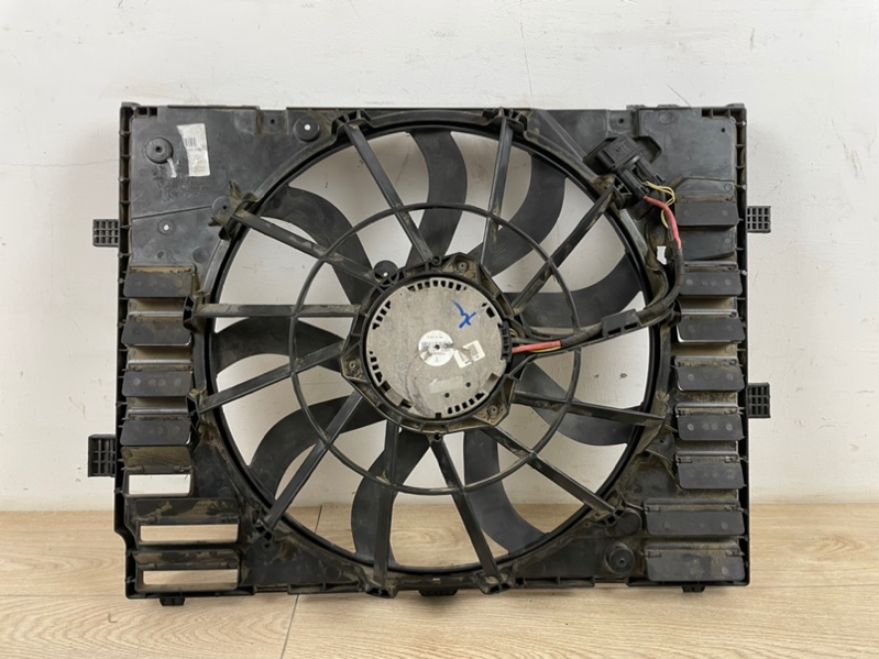 Вентилятор охлаждения в сборе с диффузором Touareg 2 2010-2018 7P