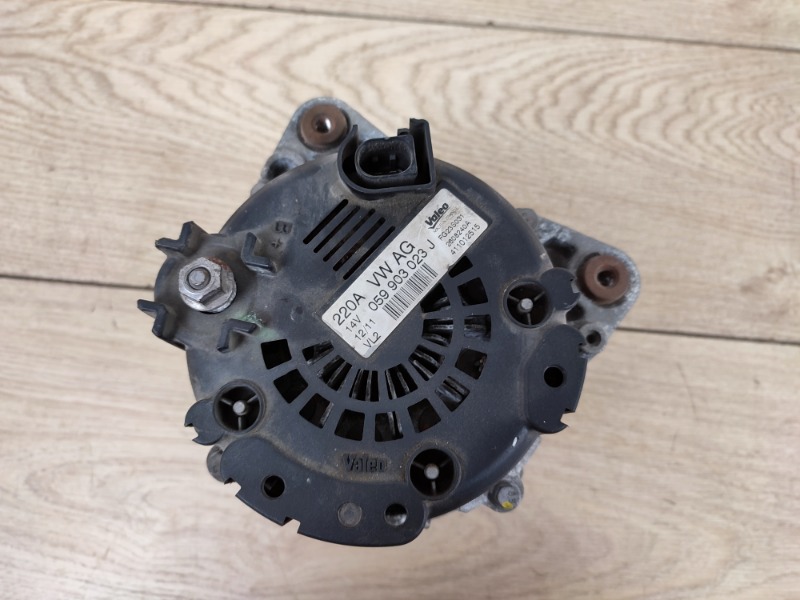 Генератор 12V / 220A VW Touareg 2010 - 2018 7P 059903023J контрактная