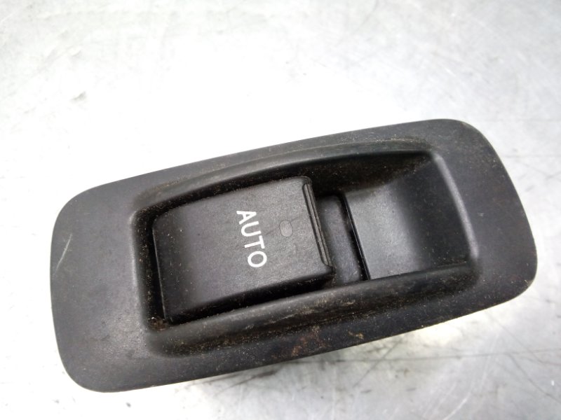 Кнопка стеклоподъемника левая Toyota Corolla 2001-2007 E12 3ZZFE (1.6) 84810-02040 Б/У