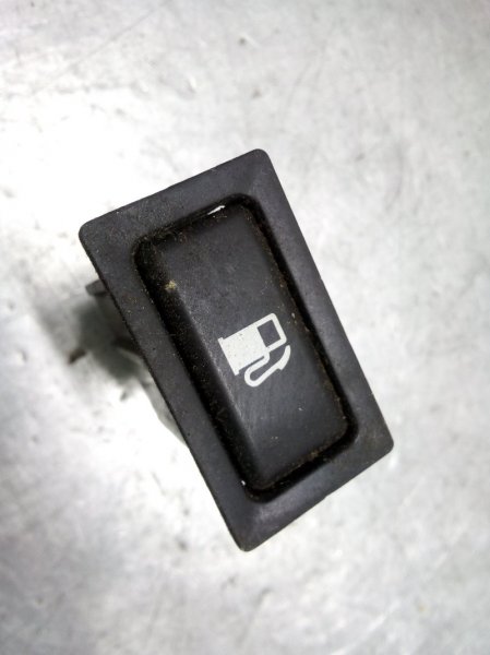 Кнопка открывания лючка бензобака Toyota Avensis 2 хэтчбек 1.8 1ZZFE
