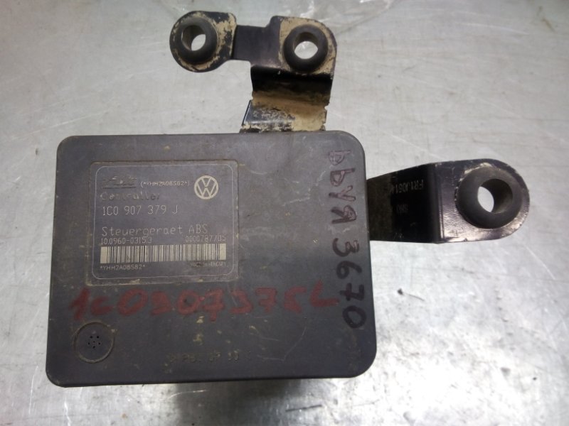 Блок ABS (насос) Volkswagen Golf 4 1997-2005 1C0 907 379 J Б/У