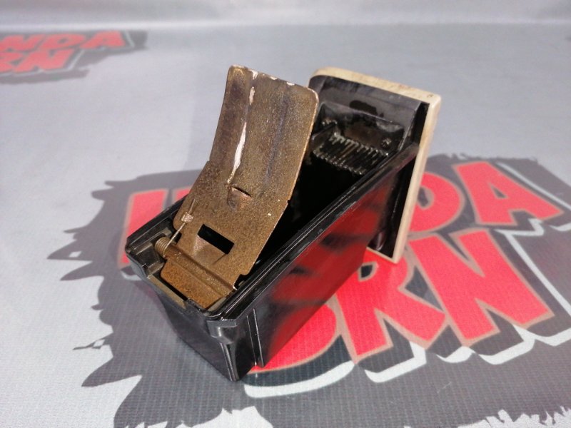 Пепельница передняя Honda StepWGN RF4 K20A Пепельница передняя Honda StepWGN RF4 K20A