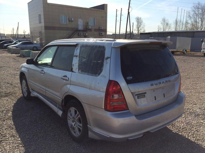 Стекло багажника левое Subaru Forester SG5 EJ202