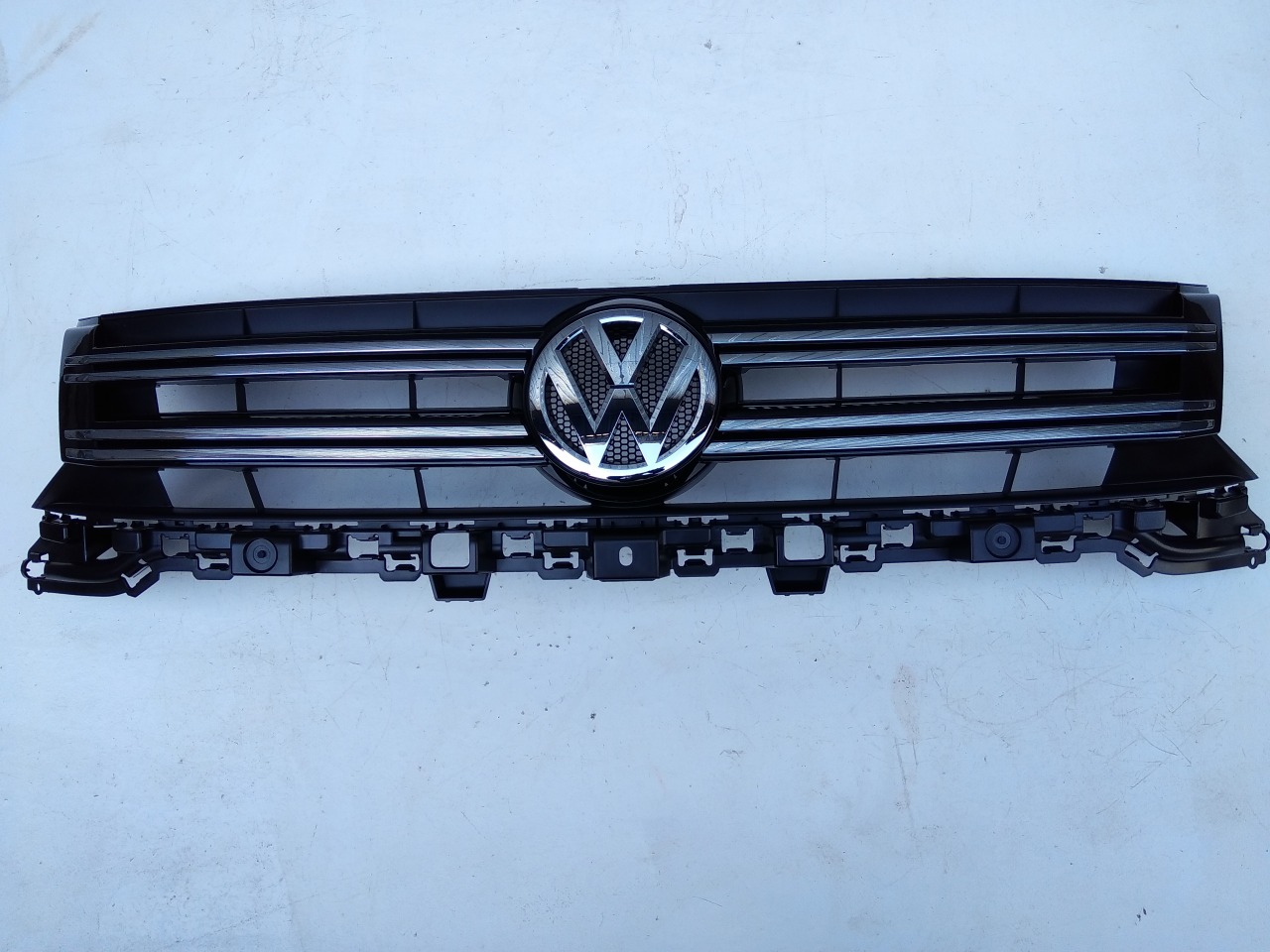 Решетка радиатора Volkswagen Tiguan 5N1 5N0853651J9B9 новая