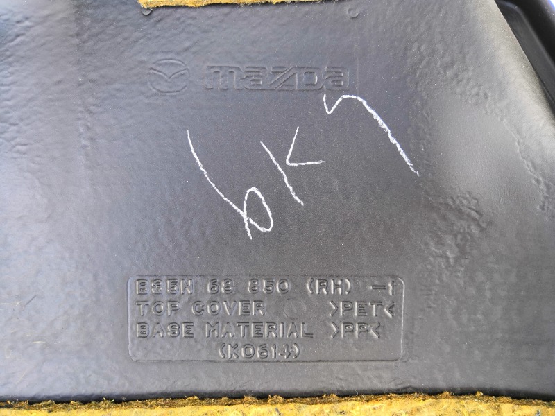 Обшивка багажника правая Mazda Axela BK3P