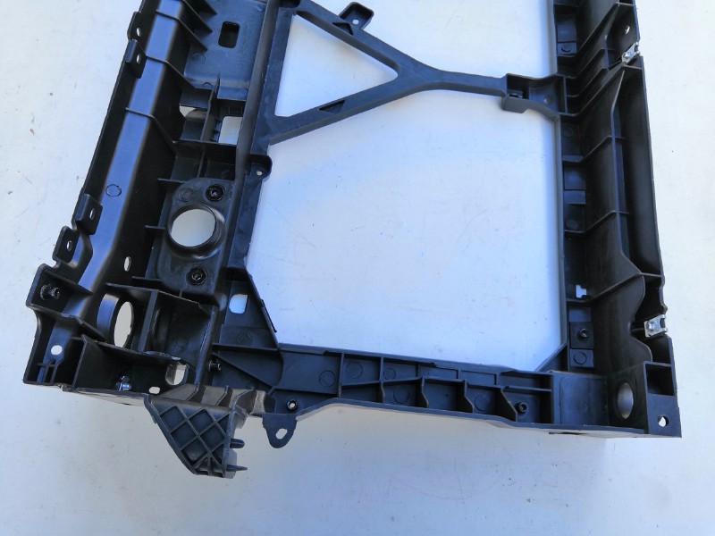 Рамка радиатора Mazda3 BL3FW