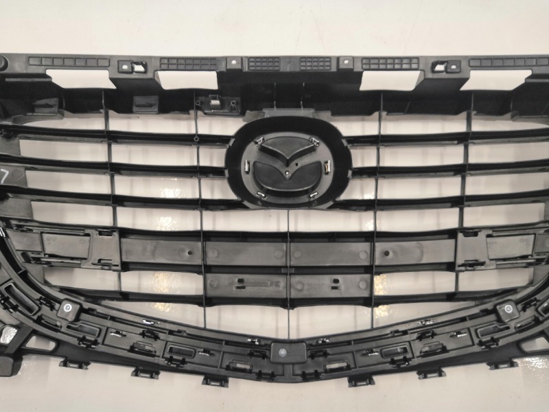 Решетка радиатора Mazda3 2016-2018 BN