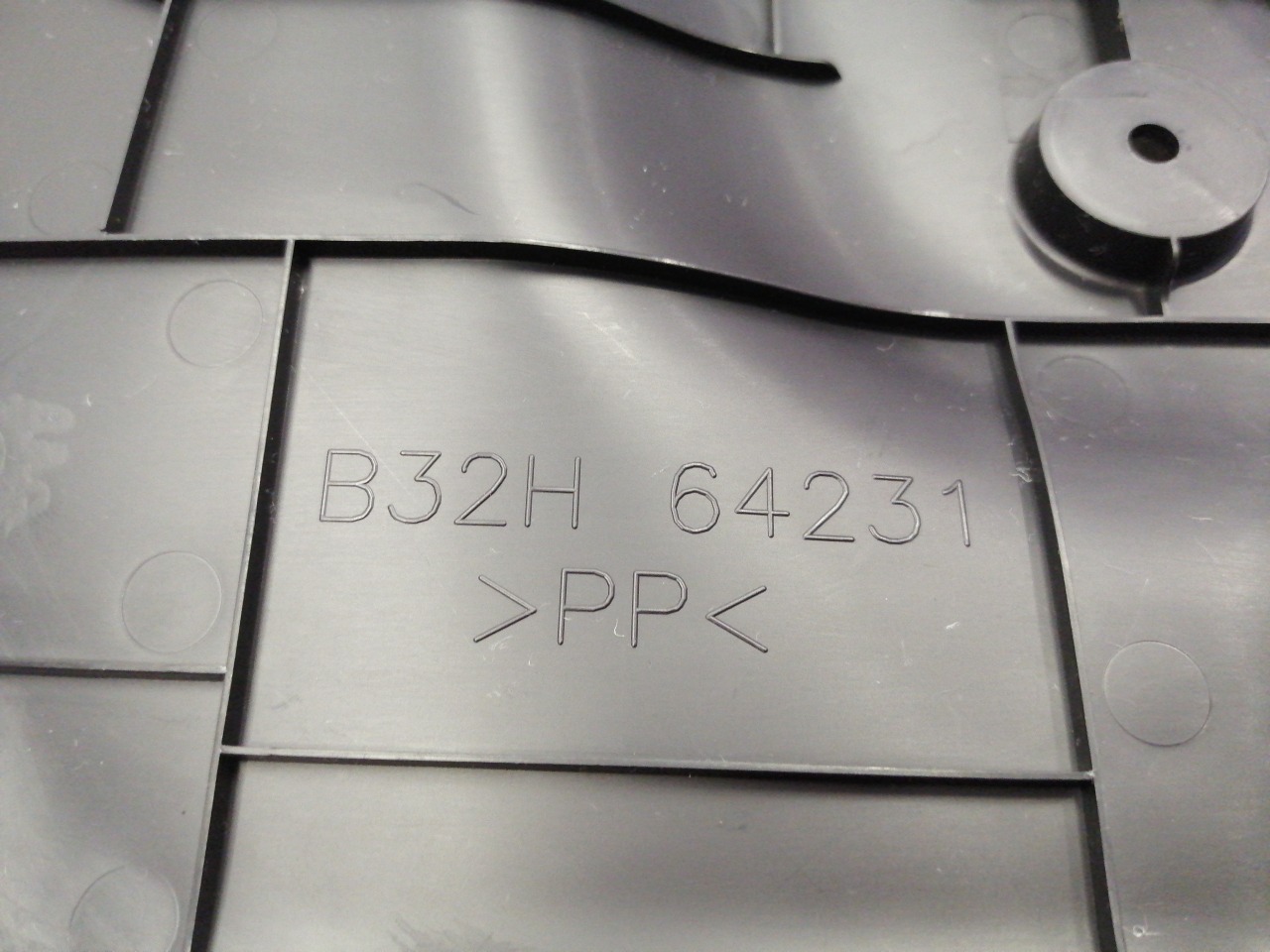 Накладка салона передняя правая Mazda Axela BK3P