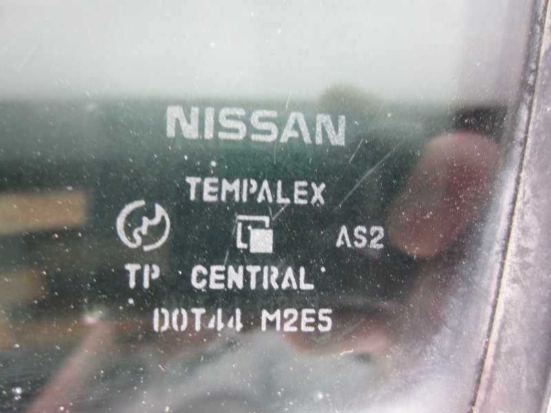 Форточка передняя Nissan Liberty M12 SR20DE