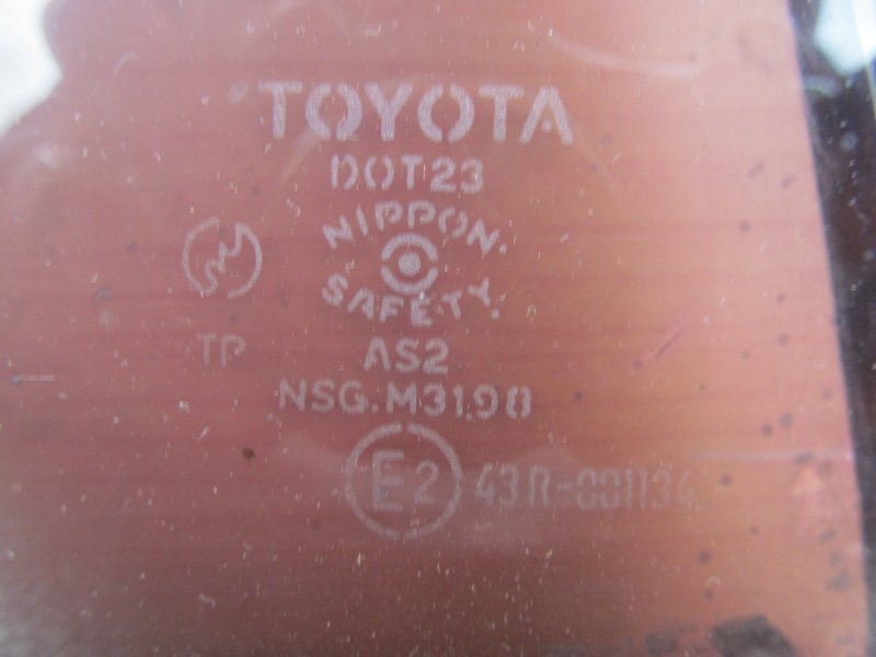 Форточка задняя Toyota Caldina T190