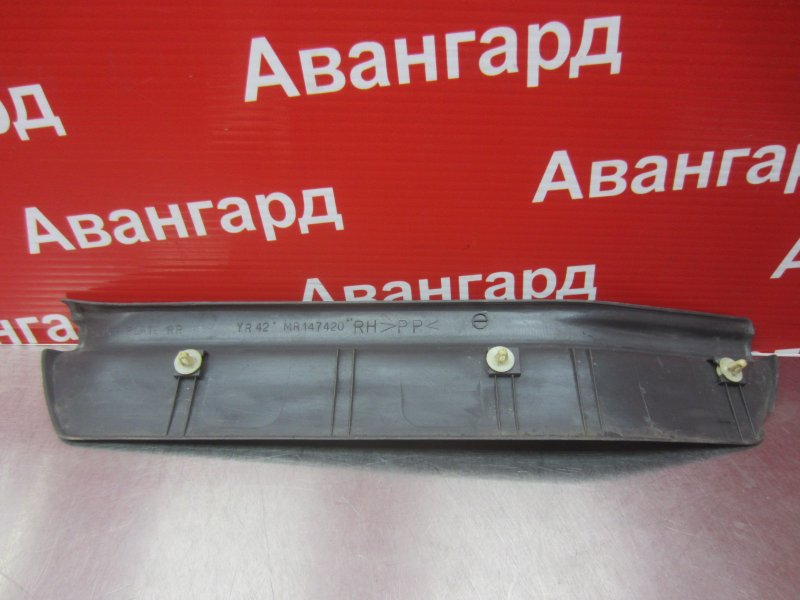 Накладка порога внутренняя Diamante 1996 F31A 6G73