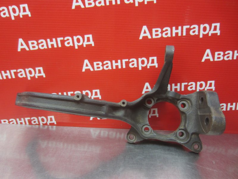 Кулак передний правый Mitsubishi Diamante F31A 6G73