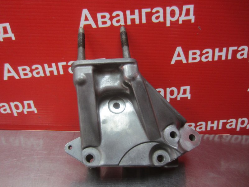 Кронштейн Mitsubishi Diamante 1996 F31A 6G73 MD321517 Б/У