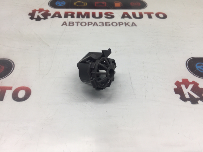 Подсветка багажника Toyota Yaris NCP11 1NZFE 81330-12020 контрактная