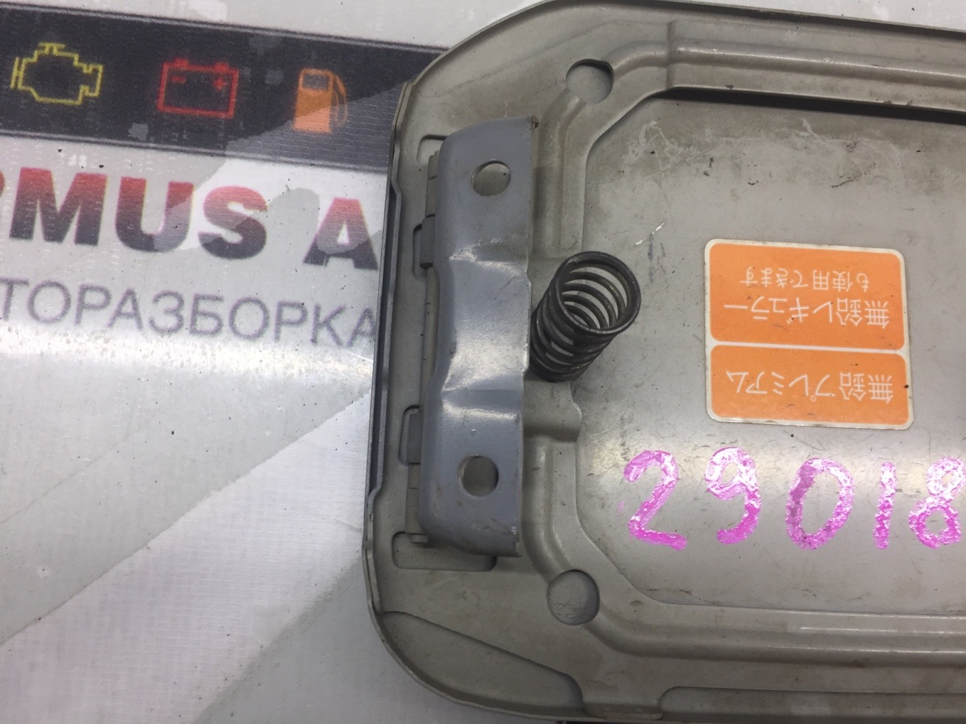Лючок топливного бака Mitsubishi Chariot Grandis N94W 4G64