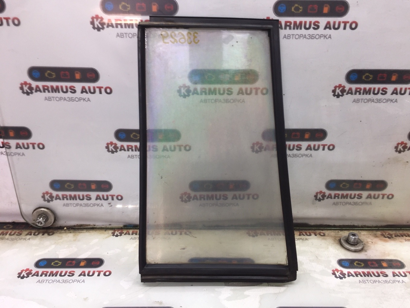 Стекло боковое заднее правое Mitsubishi Pajero V44W 4D56