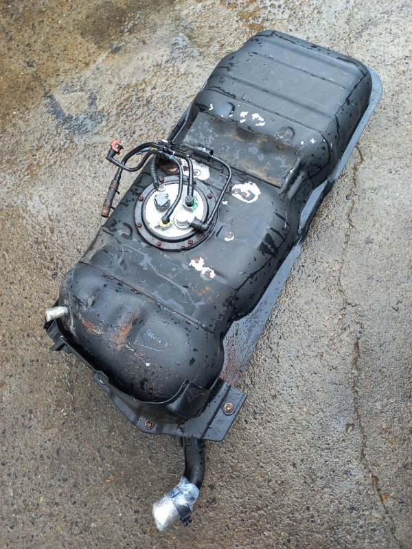 Объем бака хайс. Toyota hiace 2011 топливный бак. Объем бака хайс. Топливный бак тойота хайс. Объем бака хайс.