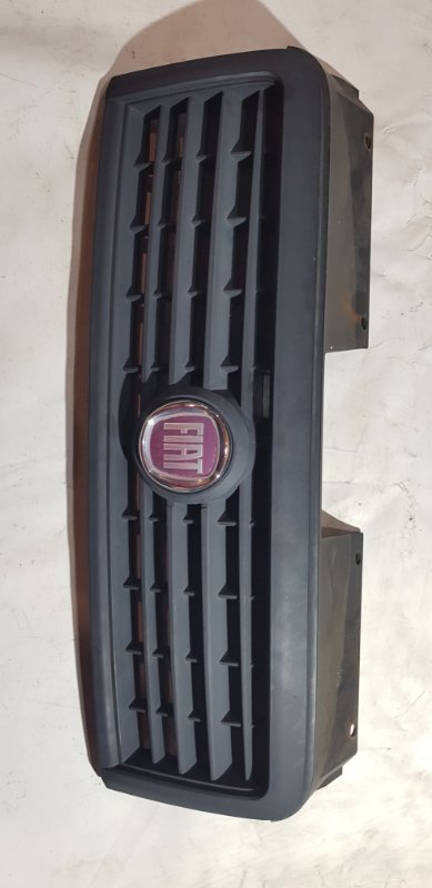 Решетка радиатора Fiat Doblo 2005-2015 1.4 735418095 Б/У