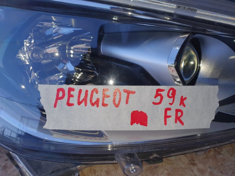 Фара правая PEUGEOT 208