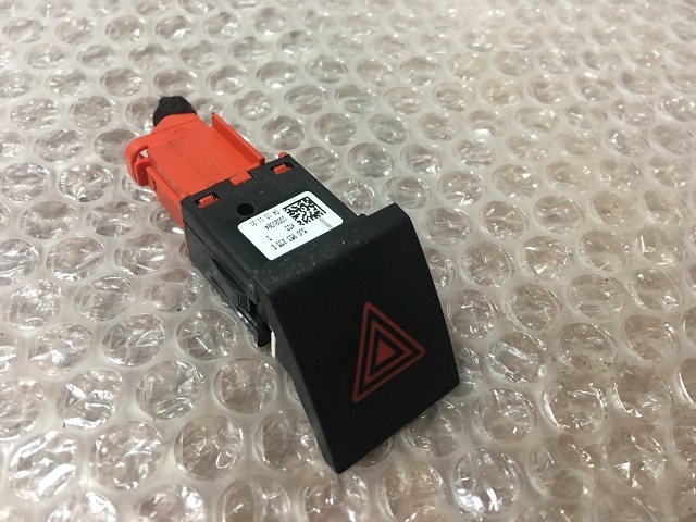 Запчасть кнопка аварийной сигнализации SKODA FABIA / ROOMSTER 07- 5J0953235E Б/У Кнопка аварийной сигнализации SKODA FABIA / ROOMSTER 07- 5J0953235E Б/У