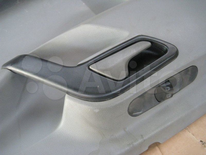Обшивка двери передняя правая W906