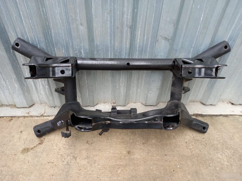 Задняя балка аутлендер митсубиши. Mr961172. Подрамник митсубиси аутлендер 1. Задний подрамник аутлендер 1. Задний подрамник митсубиси аутлендер.