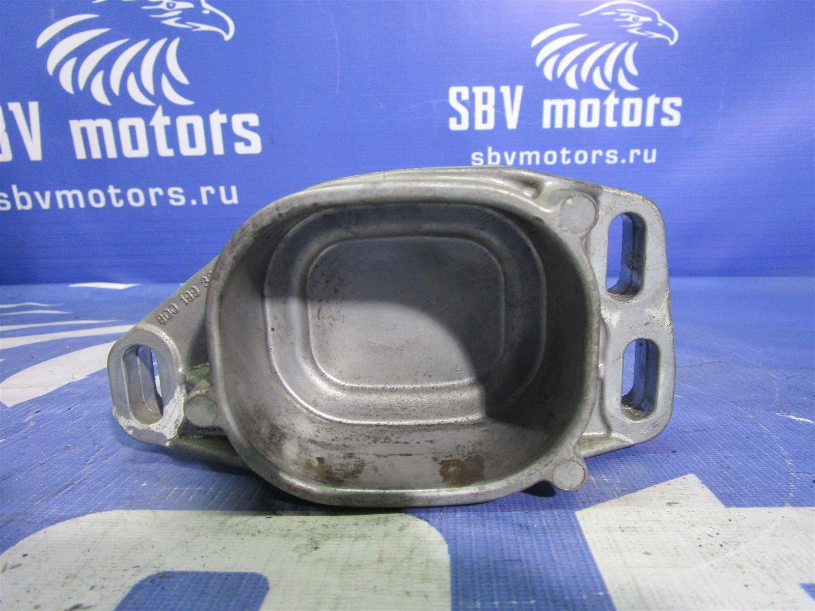 Кронштейн подушки двигателя Volkswagen Passat 2004 B5+ / 3B6 AZM 8D0199335Q контрактная