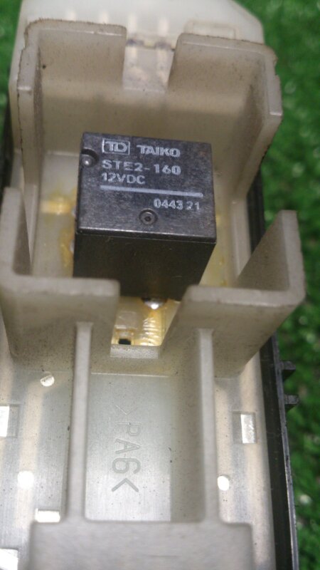 Кнопка стеклоподъемника задняя правая GS300 2005 GRS190 3GR-FSE