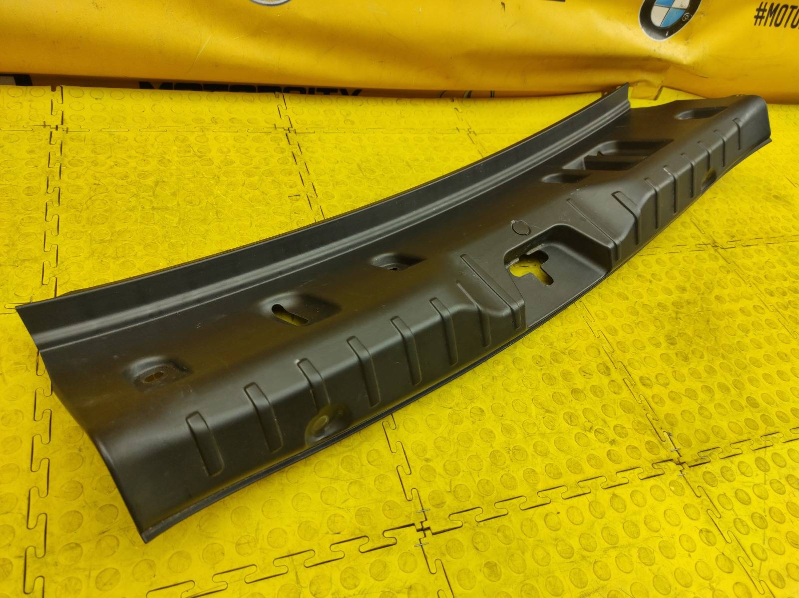 накладка проема багажника. накладка на порожек багажника рено дастер. накладка на багажник рено дастер 2. накладка проема багажника. накладки на бампера на рено сценик 2.