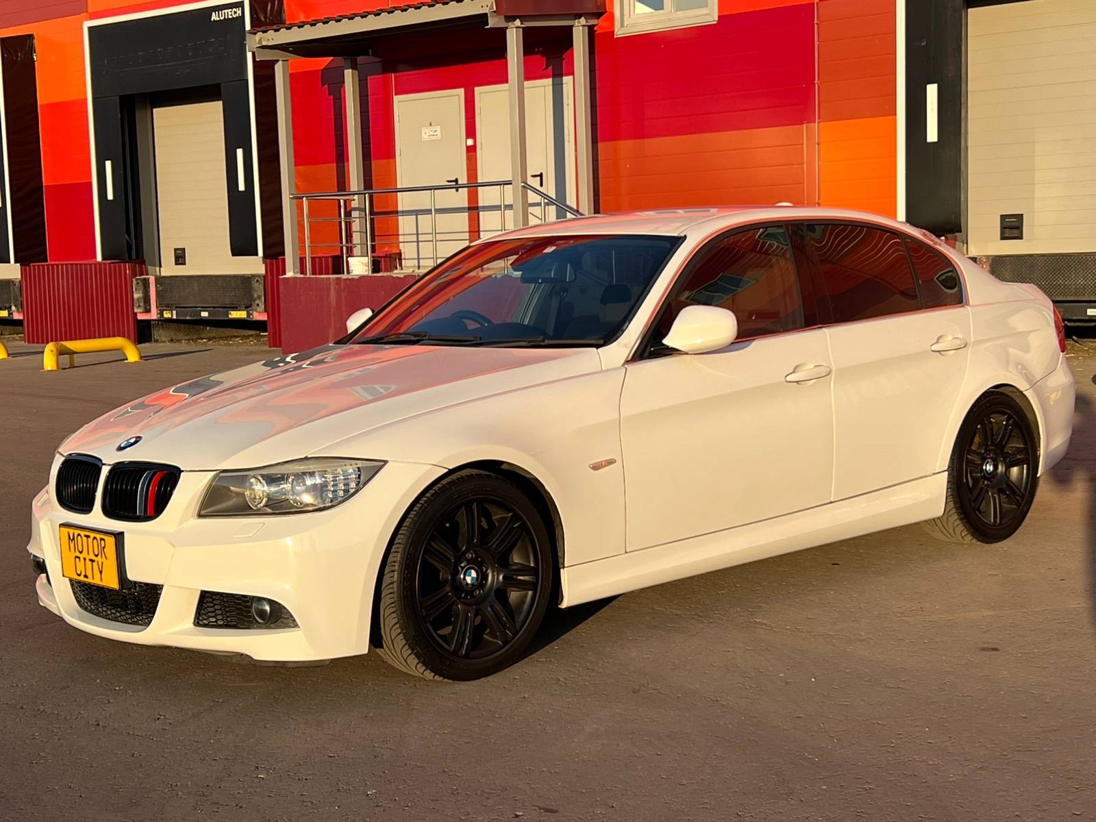 Това е 2004 BMW M3 Touring E46, маскирано като серийно 325 xi. Искат му $10k Diz