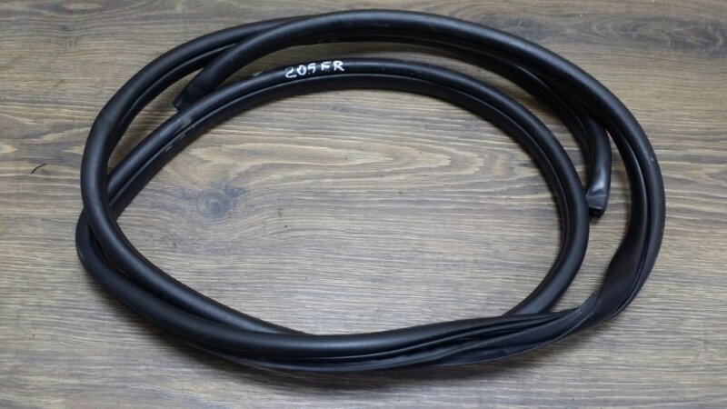 Уплотнитель капота solaris 2011. Уплотнительные резинки солярис. Уплотнителя на двери хендай солярис 2. Уплотнитель задней двери солярис 2021. 871311r000.