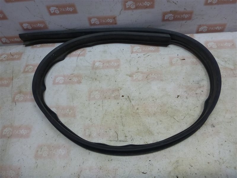 Междверная резинка рено логан-2. Уплотнитель для дверей рено дастер 2012. Уплотнительная резинка рено логан. 823310041r. Уплотнитель стекла переднего правая рено логан 1.