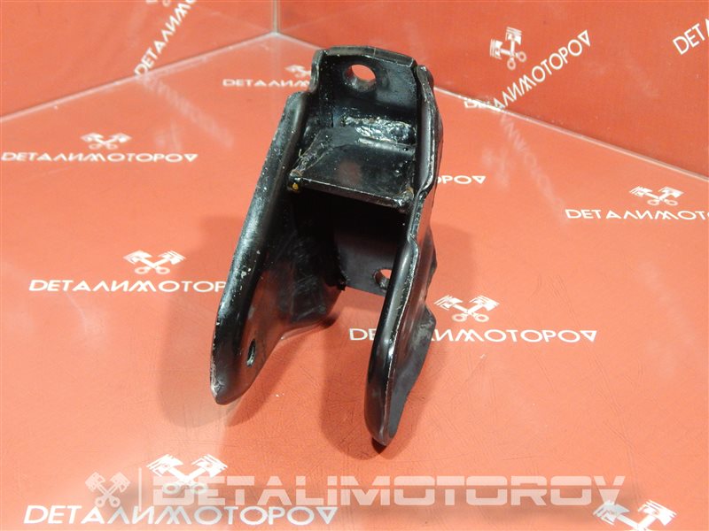 Кронштейн опоры двигателя Mitsubishi 4D65T MD092760 Б/У