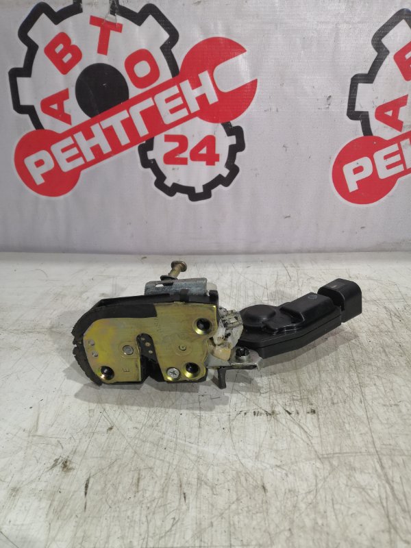 Замок боковой двери задний правый Toyota Corolla Runx 2001 NZE121-0038559 1NZ-FE 69050-12330 контрактная