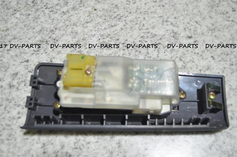 Блок упр. стеклоподьемниками передний правый RVR N23W