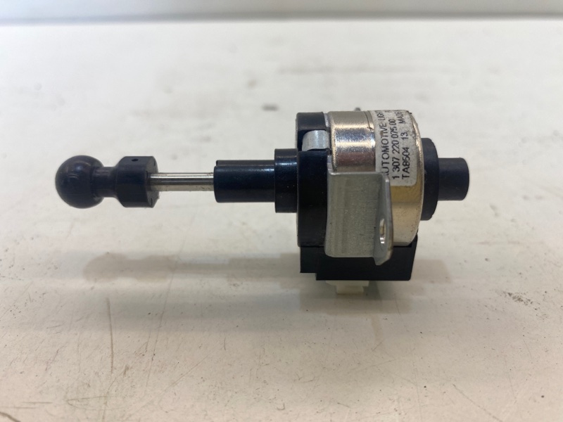 Держатель корректора фары форд фокус 1 stl. Тигуан корректор фар. Корректор фар тигуан. Корректор фар тигуана 2011. Тигуан корректор фар.