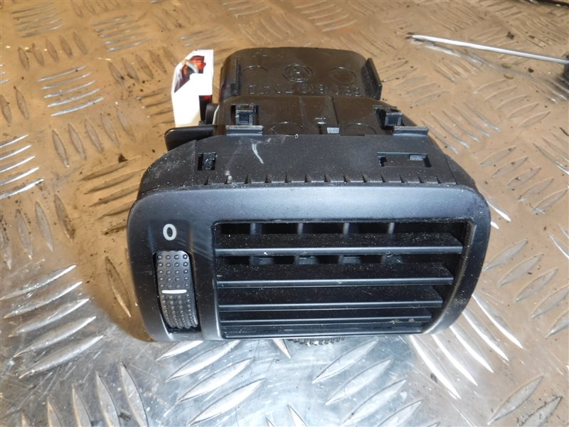 Дефлектор отопителя передний правый Volkswagen Passat 2002 B5 ALT Б/У