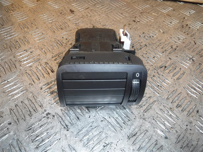Дефлектор отопителя передний левый Volkswagen Passat 1999 B5 ADR 3B0819703D Б/У