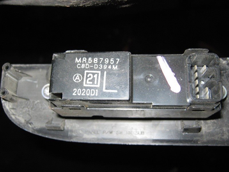 Кнопка стеклоподъемника передняя левая L200