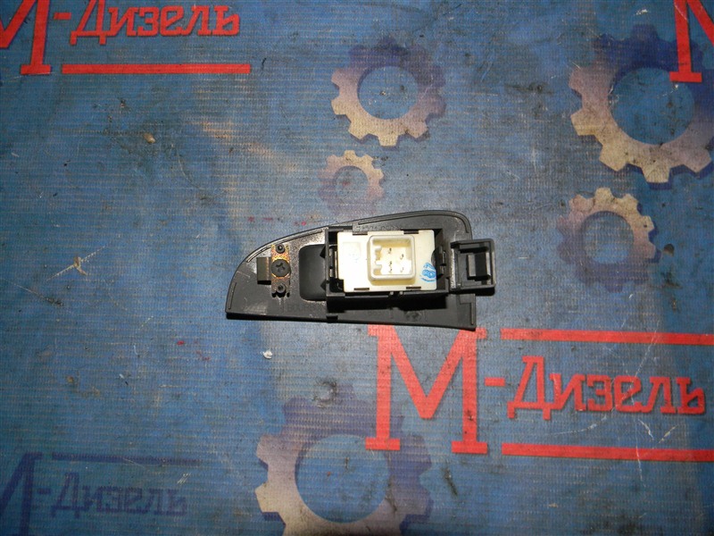 Кнопка стеклоподъемника задняя правая AVENSIS 2006 AZT251 2AZ-FSE