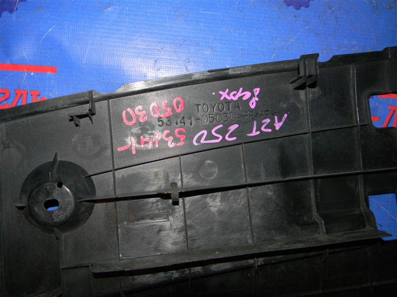 Накладка на решетку радиатора передняя левая TOYOTA AVENSIS AZT250 1AZ-FSE