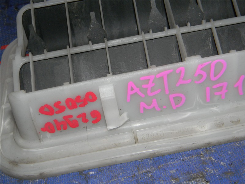 Решетка вентиляции в багажник задняя правая TOYOTA AVENSIS AZT250 1AZ-FSE