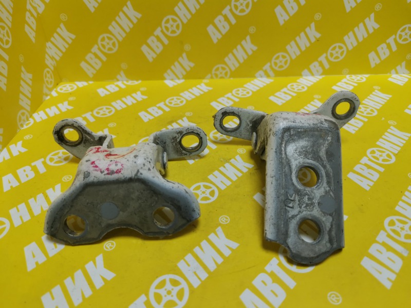 Петля дверная задняя правая TOYOTA IST NCP60 6877060030 контрактная