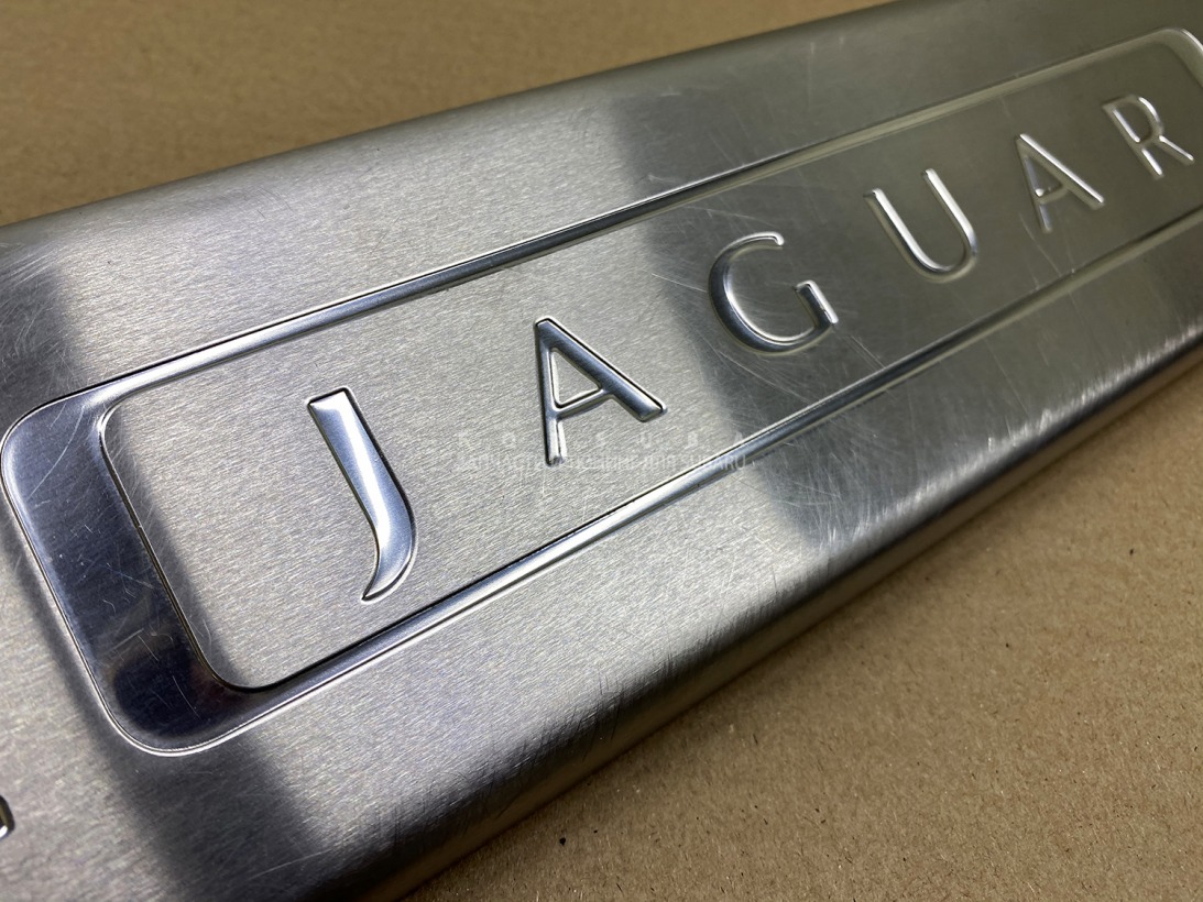 Накладка на порог салона передняя правая Jaguar XJ X351 508PN