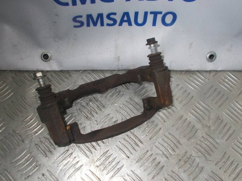 Суппорта volvo s40. Скобы суппорта Volvo s40 II. Передний рычаг Вольво s40.