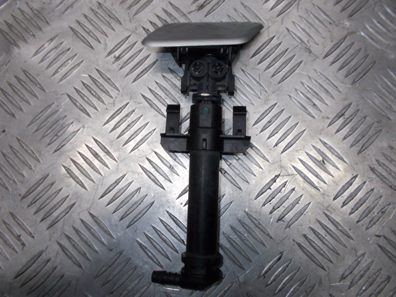 Форсунка омывателя правой фары volvo 30655463. Омыватель фар вольво s60. Кронштейн омывателя фар volvo xc70. Омыватель фар вольво s60. Омыватель фар вольво s60.