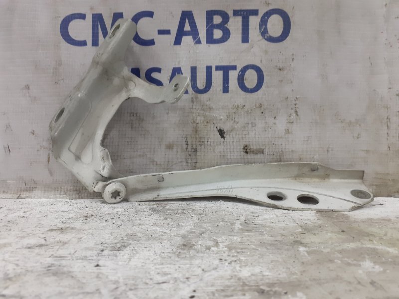 Петля капота правая Volvo C30 2008-2010 С30 2.4 30753598 контрактная