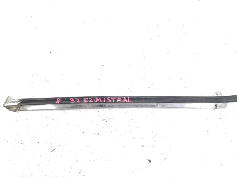 Молдинг лобового стекла передний правый NISSAN MISTRAL 02.1995 R20 TD27T 727600F000 контрактная