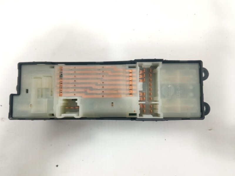 Блок управления стеклоподъемниками передний правый NISSAN LIBERTY RM12 QR20DE